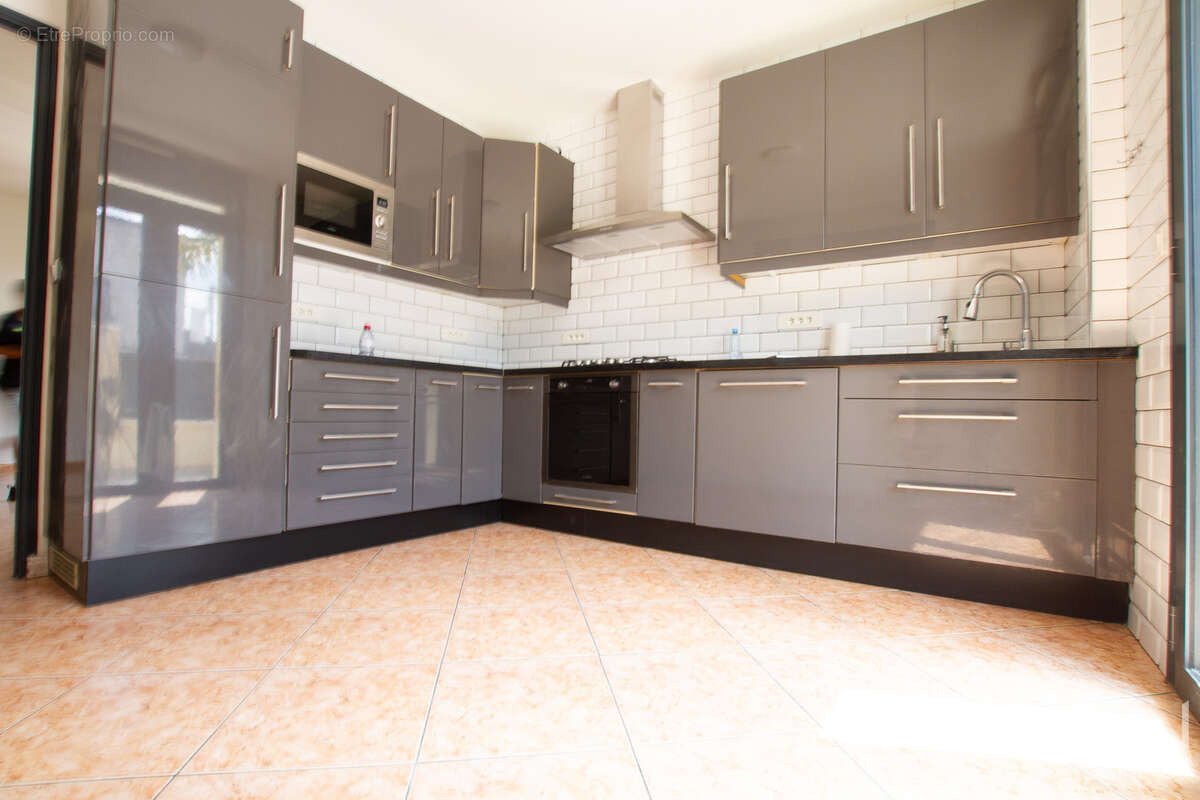 Maison en très bon état en centre ville de villeneuve-le-roi - photo 7