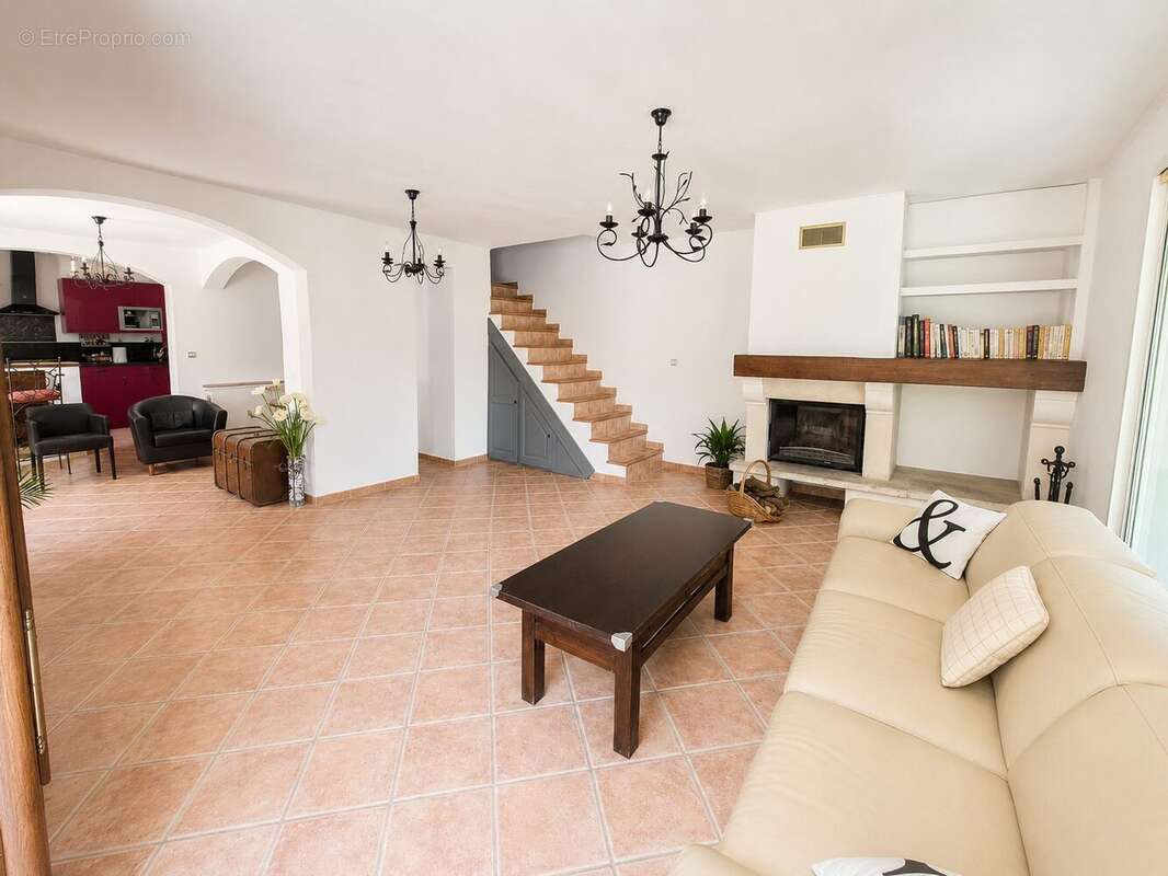 Maison 140 m² à Belcodene  - photo 9