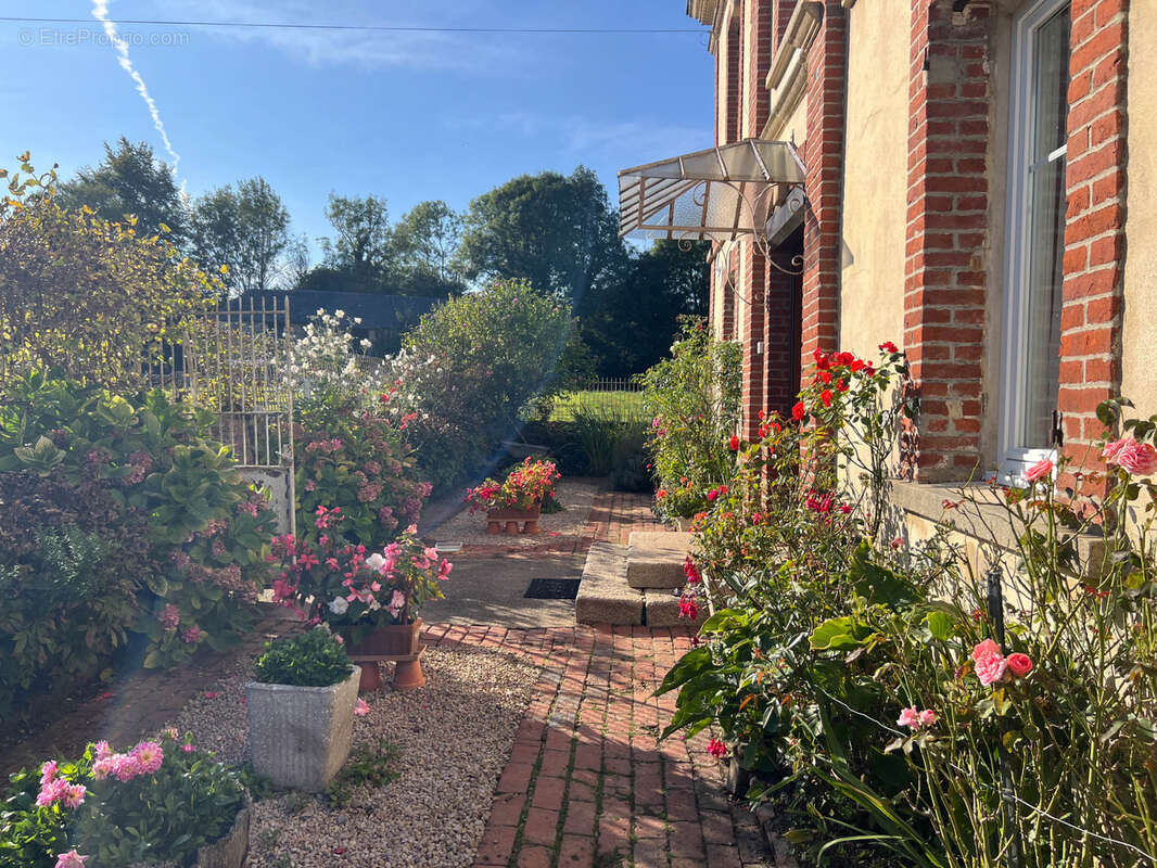 Maison de maître au fond d'une allée au calme avec annexes - photo 4