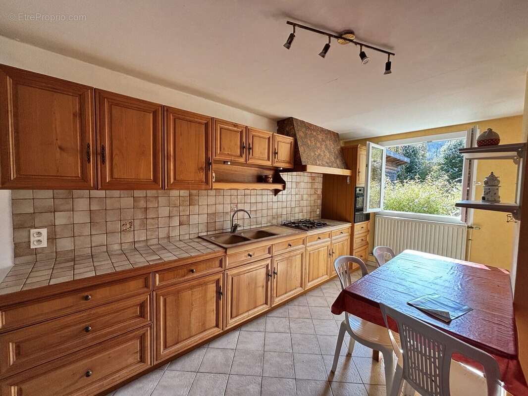 Maison à SAINT-BONNET-DES-BRUYERES