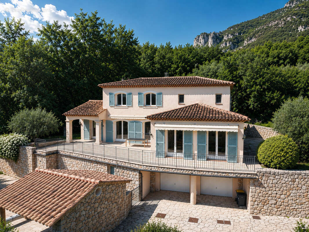 Maison à TOURRETTES-SUR-LOUP