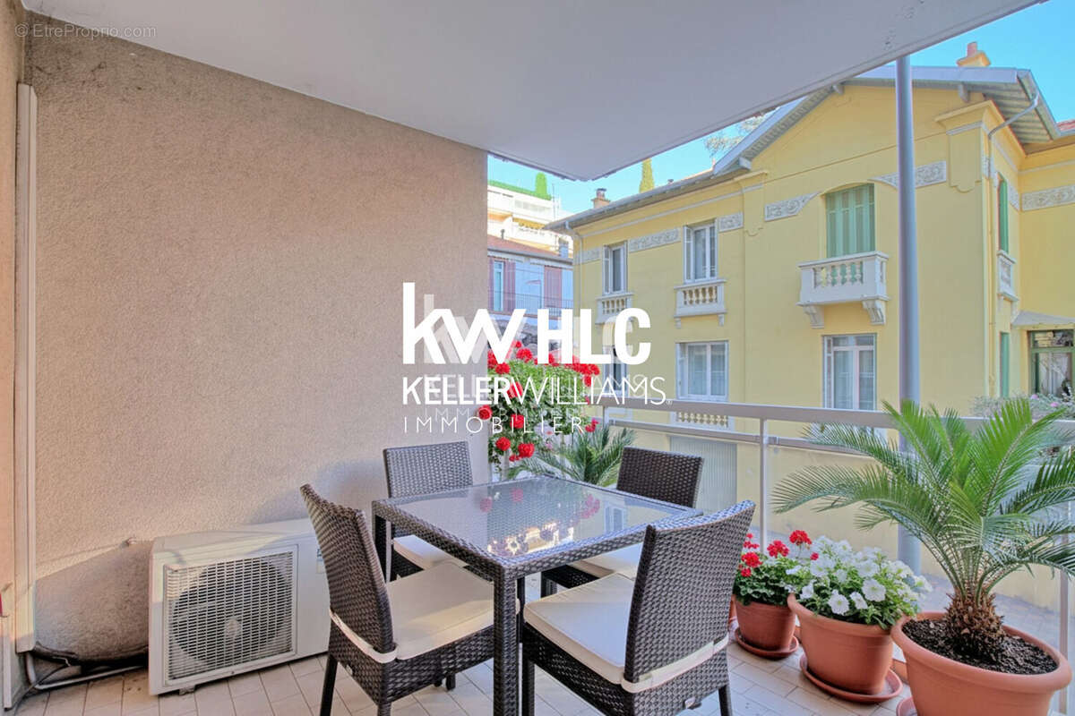 Photo remeublé grâce à l'IA - Appartement à CANNES