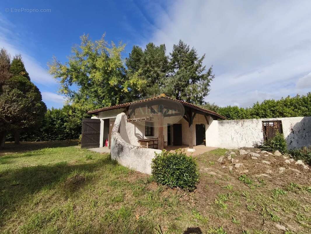 Maison à VILLECOMTAL-SUR-ARROS