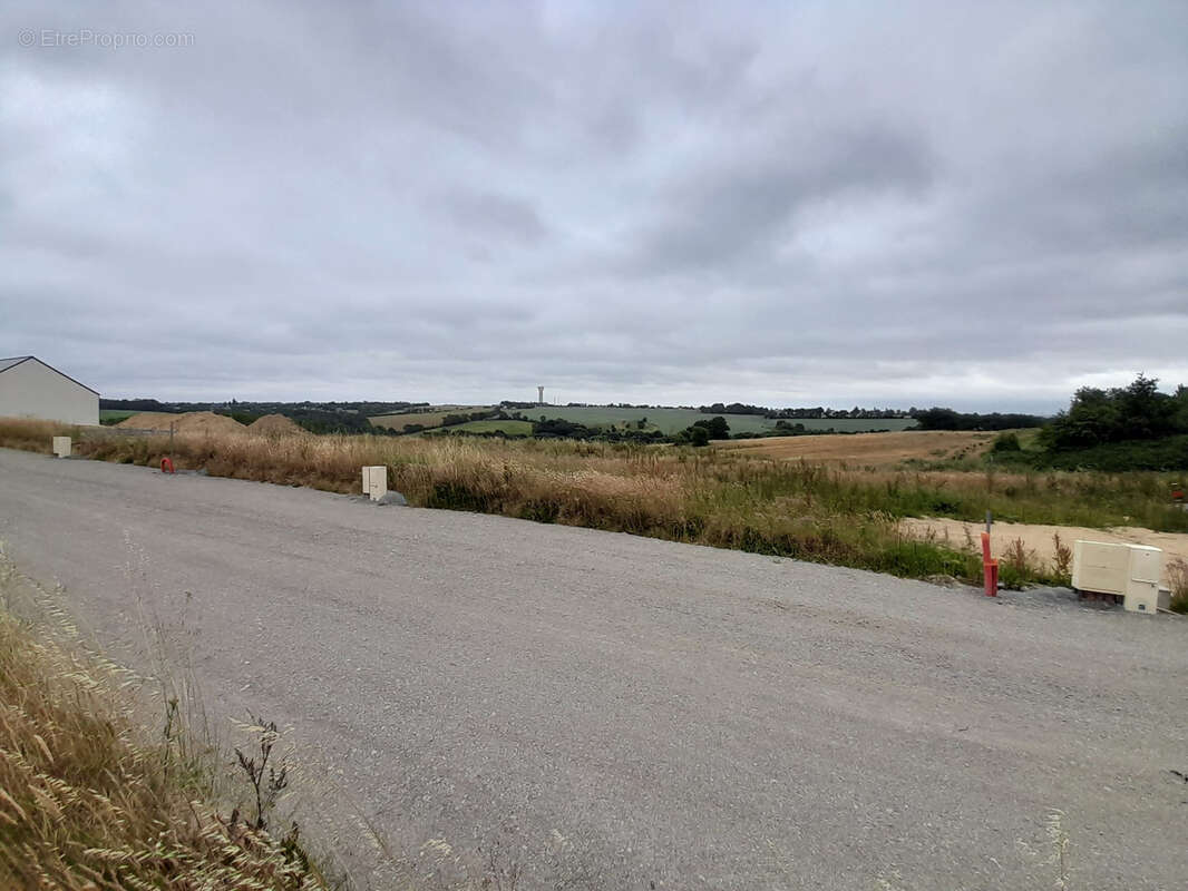 Terrain à POUILLE-LES-COTEAUX