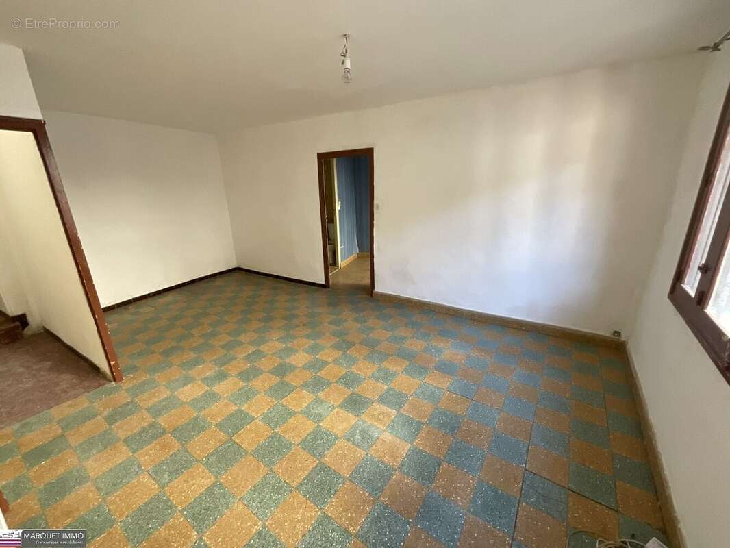 Beau potentiel pour cette maison de village T3 offrant 90 m² avec cour, garage, à rénover selon toutes vos envies ! - photo 11