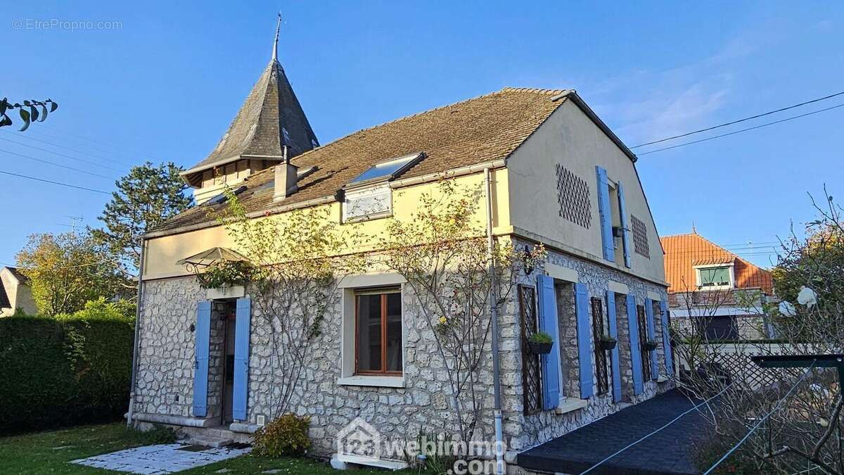 Venez découvrir cette belle maison en pierre de 160 m². - Maison à BOURRON-MARLOTTE