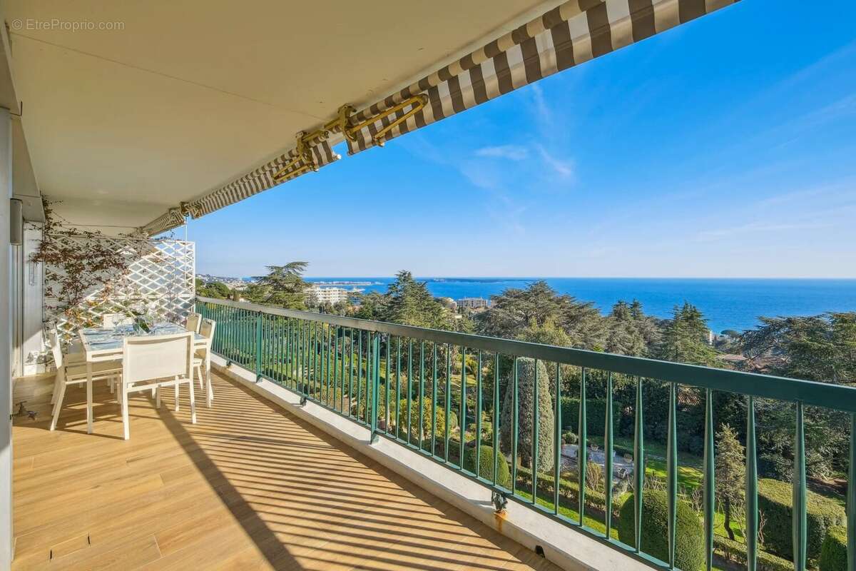 VENDU - CANNES - CROIX DES GARDES - DANS UN ÉCRIN DE BEAUTE   108 m2 élégants, vue époustouflante sur le Palm Beach, Les Iles de - photo 9