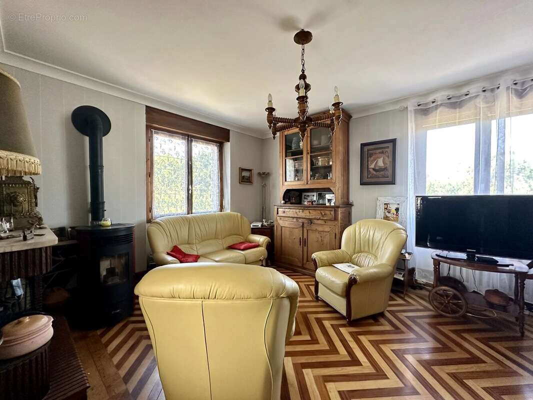 Maison familiale située à proximité d'un village prisé en bord de rivière. - photo 3