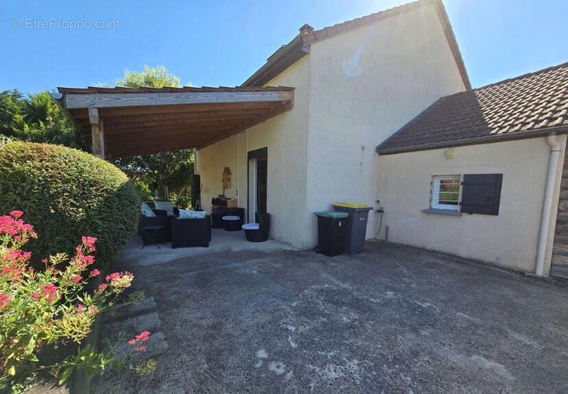 Maison à CREUZIER-LE-VIEUX