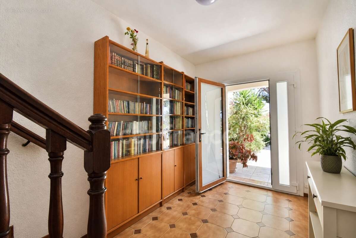 Villa méditerranéenne à vendre 7 pièces, 215 m² CANET EN ROUSSILLON (66) avec potentiel 2 logements, terrasses, jardin et garage - photo 7