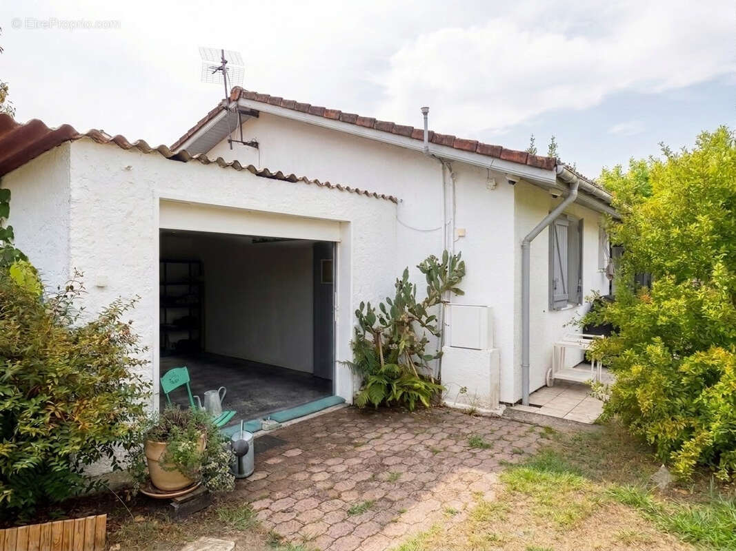 Jolie maison avec jardin 1010m2 au coeur d'un village très recherché - photo 4