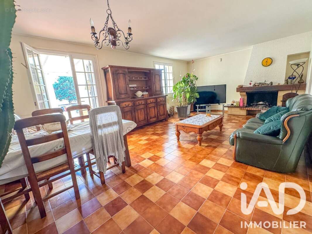 Maison 128 m² à Saint-Jean-Les-Deux-Jumeaux  - photo 7