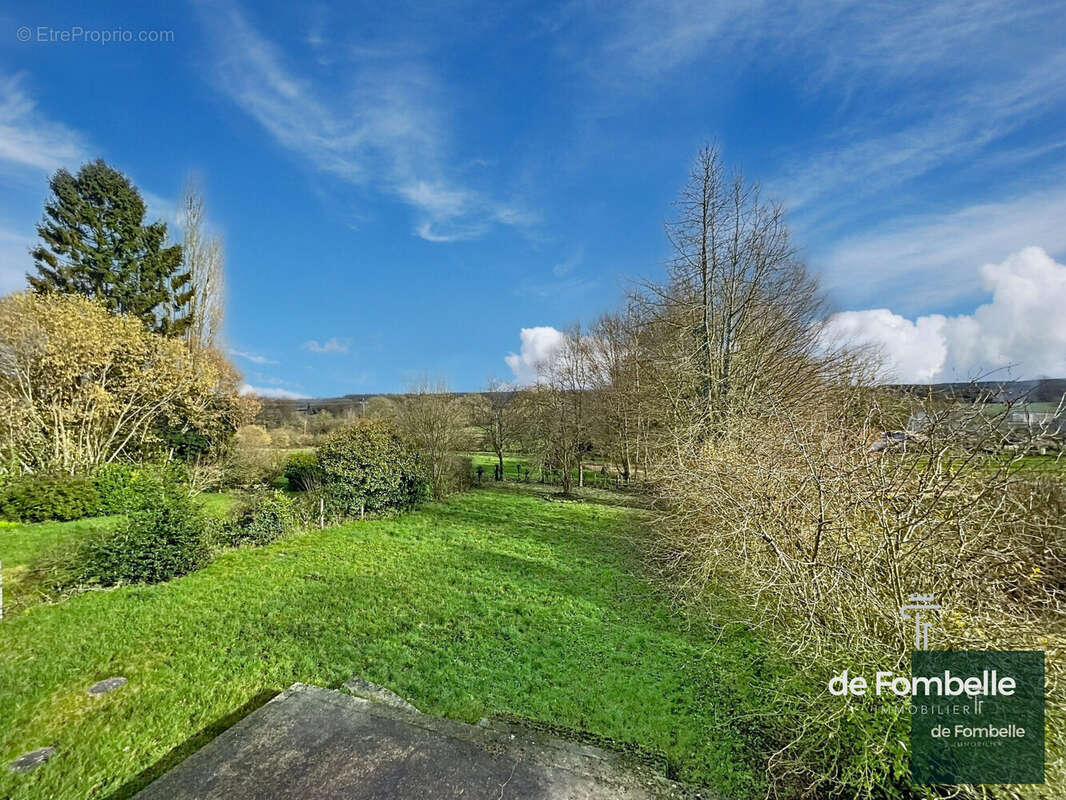 Maison à SAINTE-MARGUERITE-DE-CARROUGES