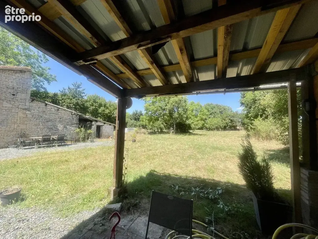 Maison du caractère de plain-pied avec 3 chambres, grand terrain, garage et atelier - photo 2