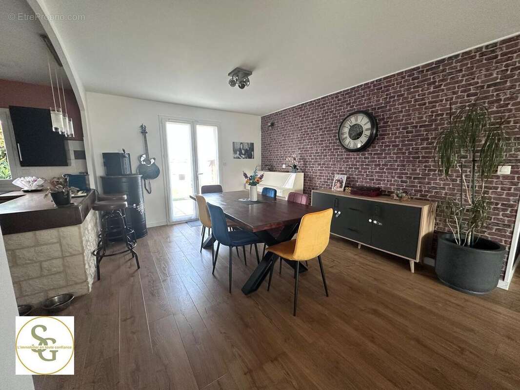   - Maison à LAGRAVE