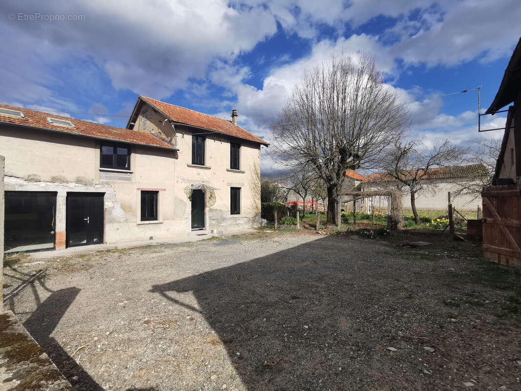 Maison à SAINT-CLEMENT-DE-REGNAT