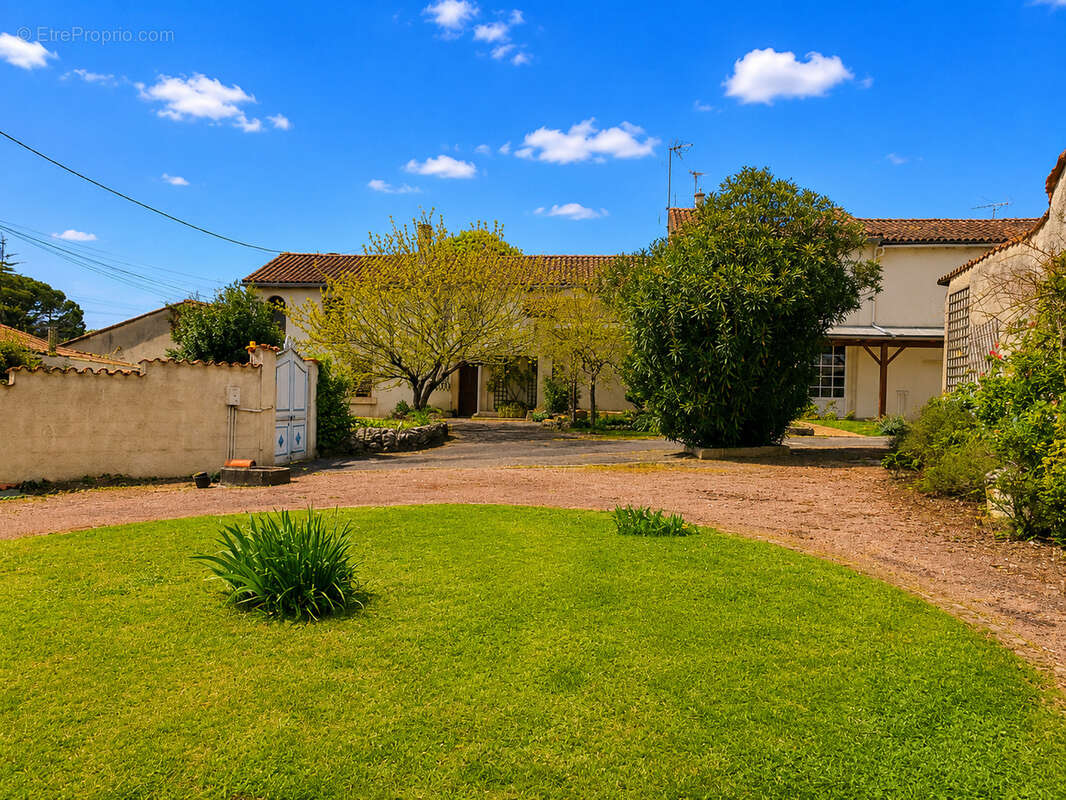 Maison de village à vendre à Champniers – Le charme d'un bien si - photo 13