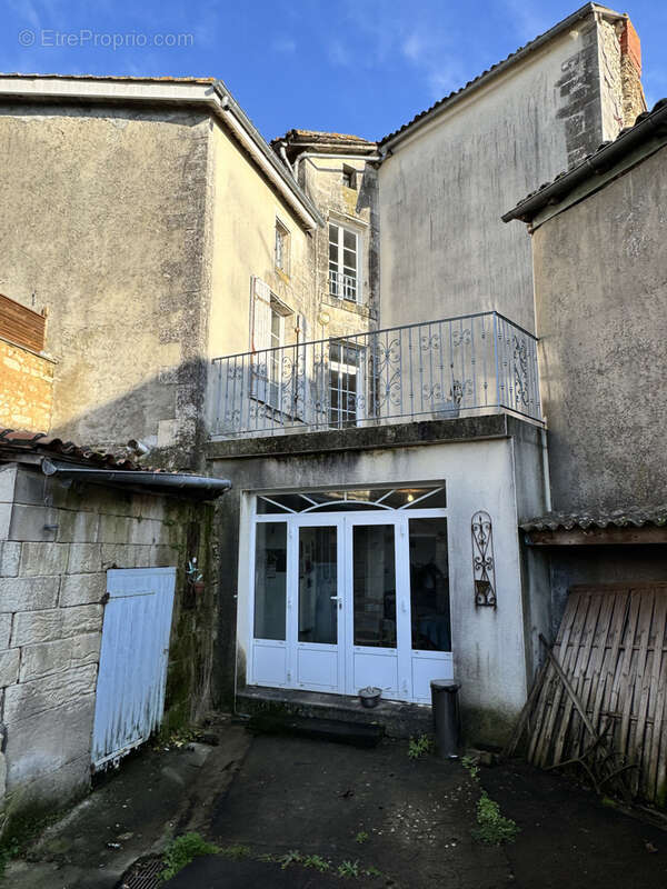 Maison à BARBEZIEUX-SAINT-HILAIRE