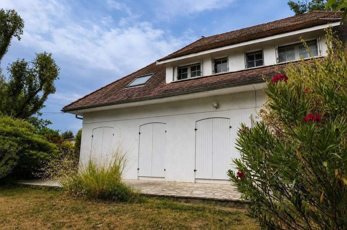 Maison 238 m² à Artigues-Pres-Bordeaux  - photo 3