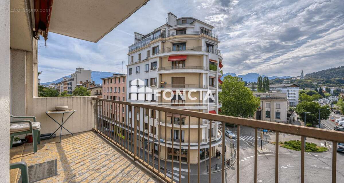 Annecy – Avenue du Rhône – Grand appartement 3 pièces de 101,89 m² avec balcon en L et vue dégagée - photo 9