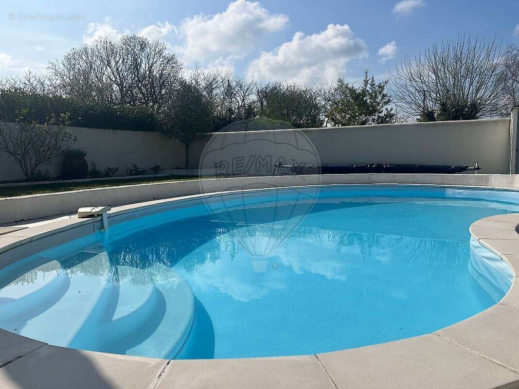 Maison à CHAILLEVETTE