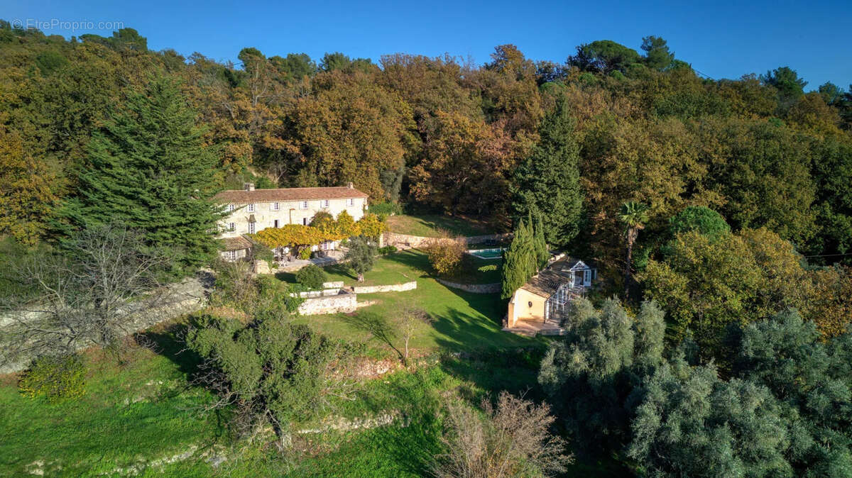 Maison à CHATEAUNEUF-GRASSE