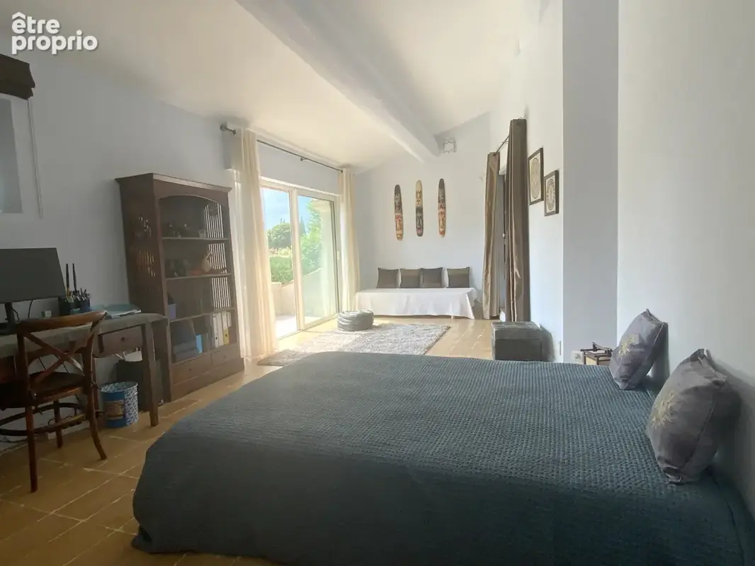 Très belle villa dans un village avec commerces sur un terrain de 3500 m2. - photo 19