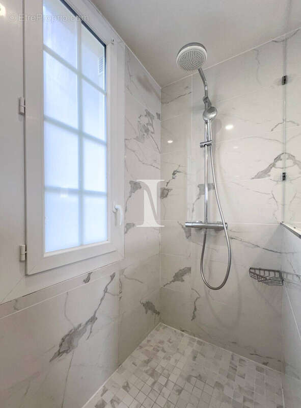 Salle d&#039;eau - Appartement à PARIS-9E