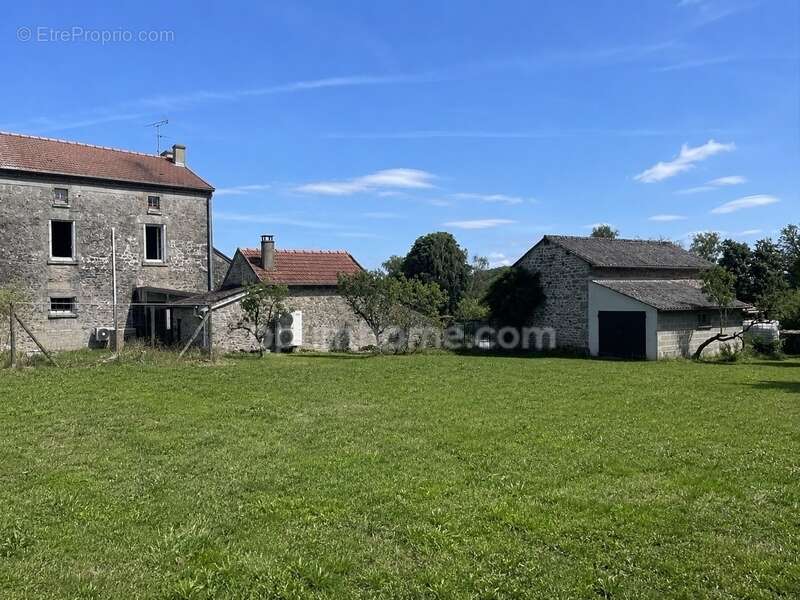 Maison  sur 8853 m2  avec étang, jardin plat et dépendances - photo 6
