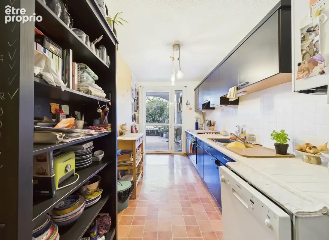 Appartement de 80 m2 en rez-de-chaussée avec un jardin de 80 m2 avec place de stationnement. - photo 7