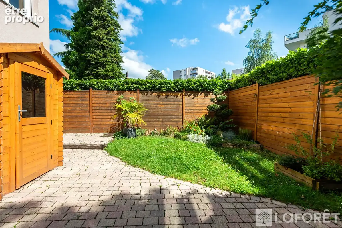 Appartement en rez-de-jardin de 157 m2 - métro Cuire - photo 3