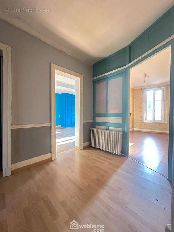 A l'étage, le palier mène à ...