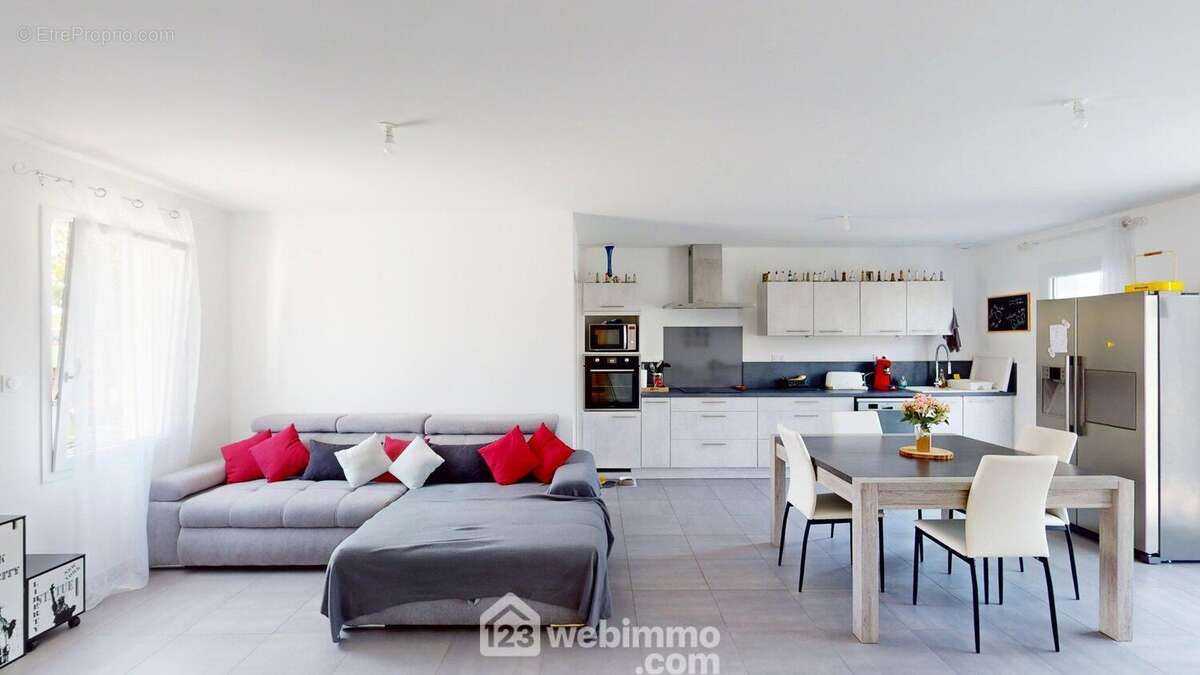 Pièce de vie lumineuse avec cuisine américaine - Maison à SAINT-VINCENT-SUR-JARD