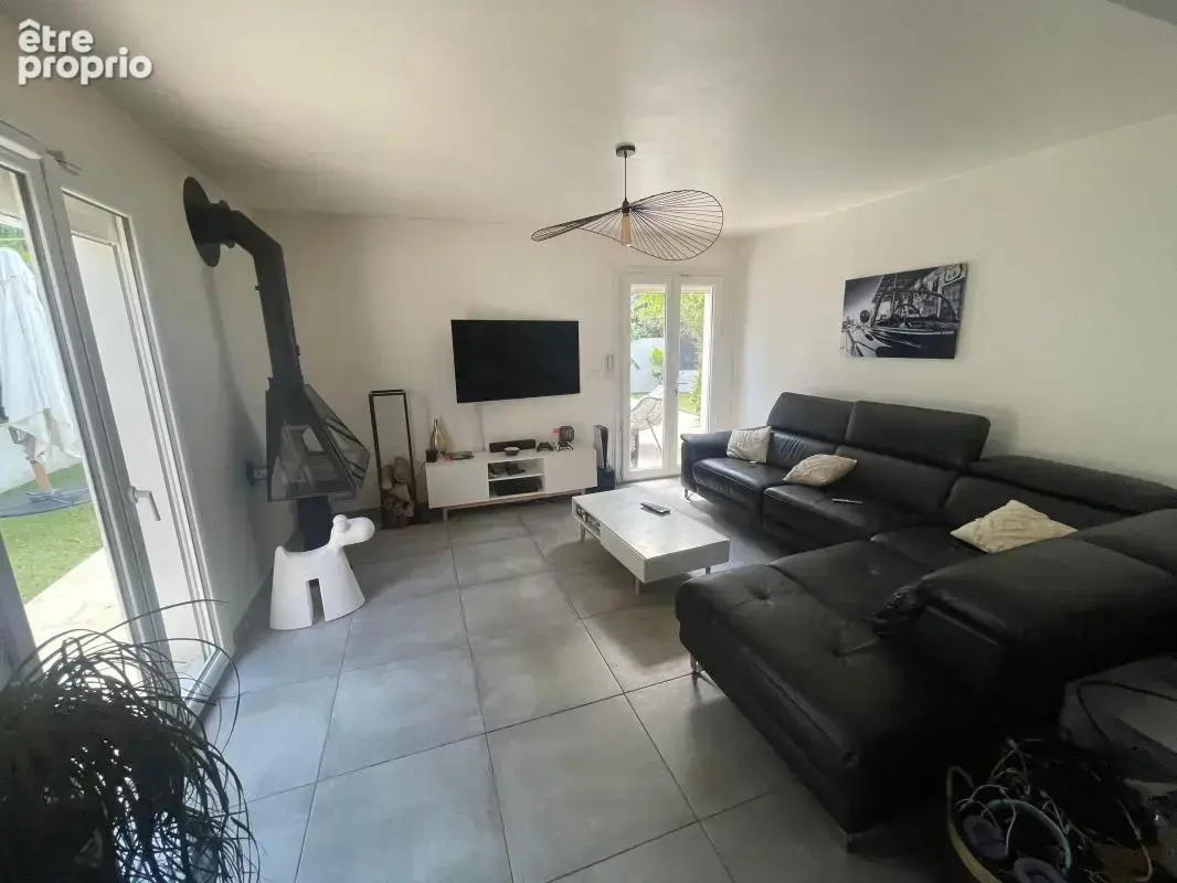 A vendre la seyne sur mer 83500 quartier sud tres belle villa avec piscine 4 chambres - photo 9