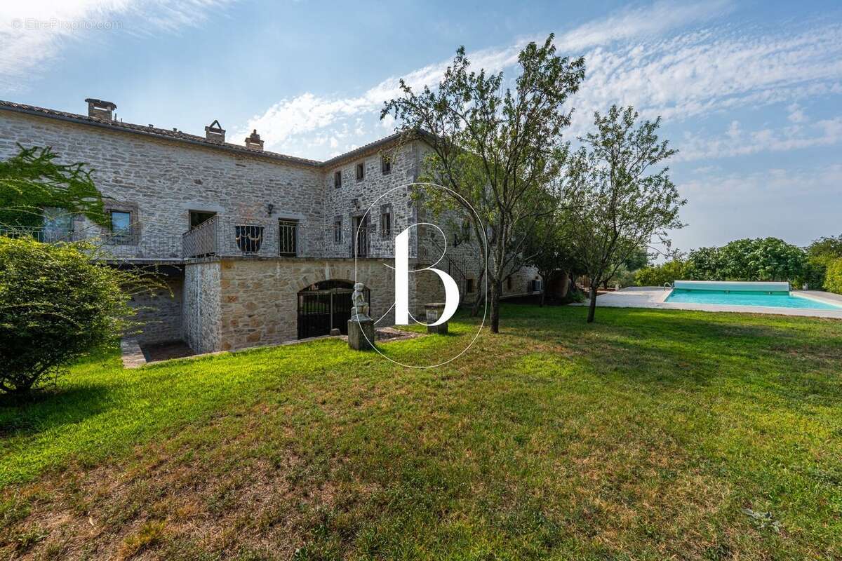 Maison 950 m² à Goudargues  - photo 8