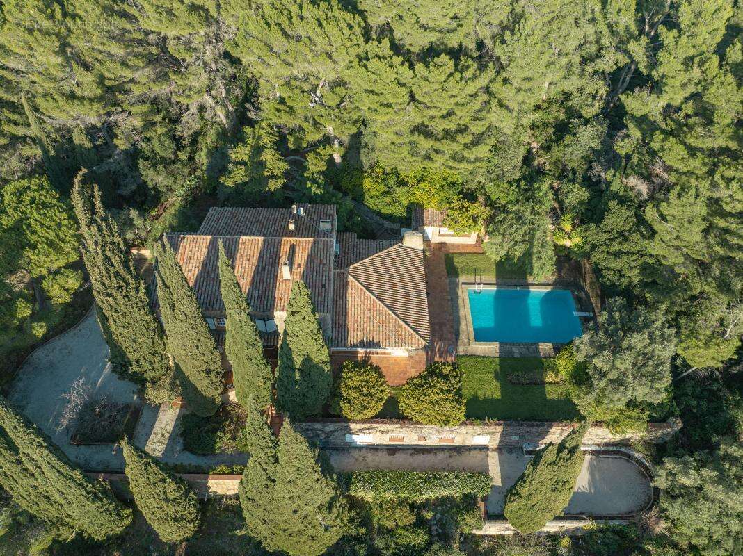 Propriété authentique de 400m² avec Vue Mer à Sanary-sur-Mer - photo 6