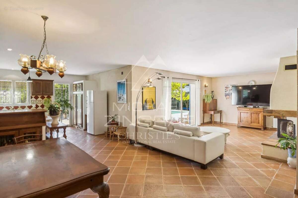 Maison à SAINT-CEZAIRE-SUR-SIAGNE