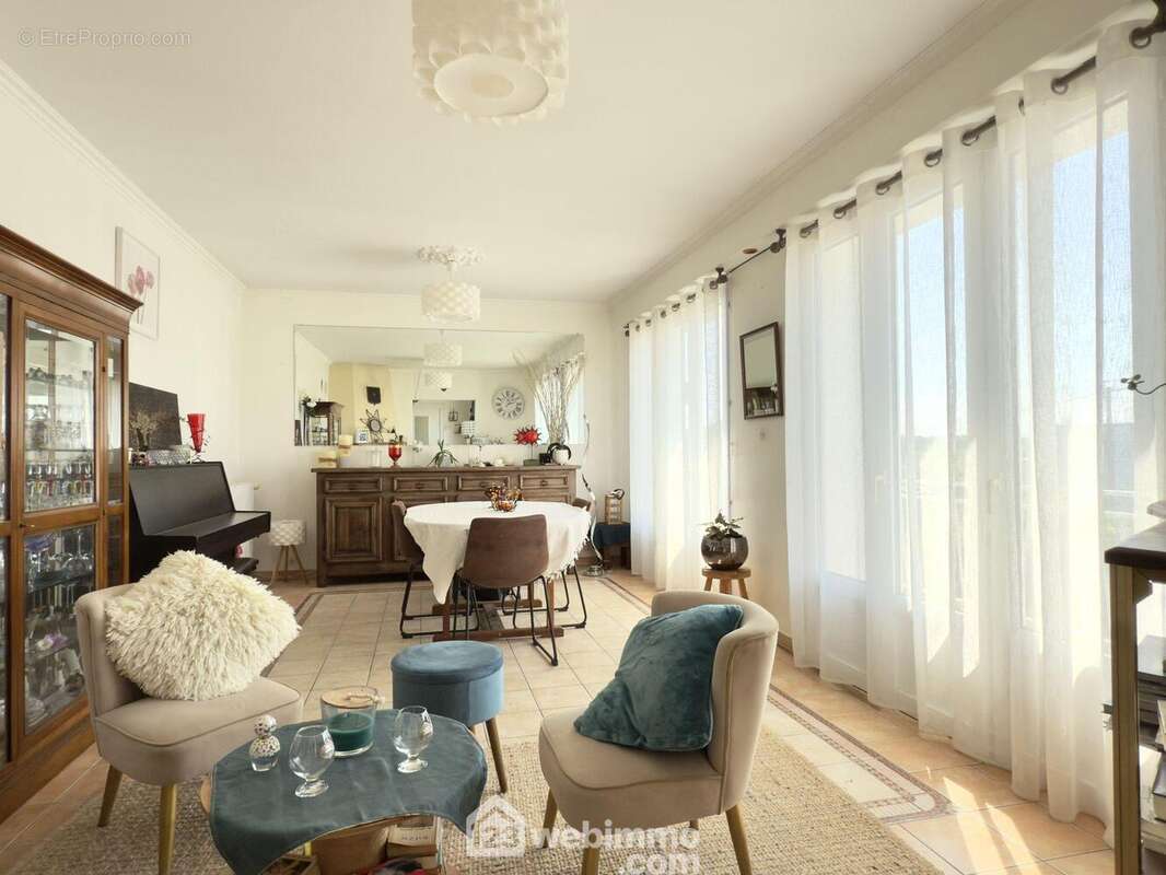 ...comprenant un espace salon de 22m² avce cheminée... - Maison à LONGUE-JUMELLES