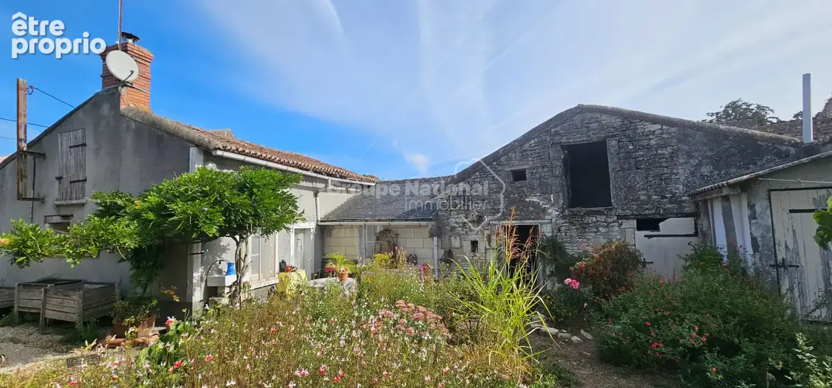 Exclusivité : Ensemble immobilier de deux maisons sur terrain de 1 570 m² - photo 1