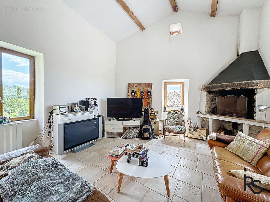 Dans un hameau typique, un ensemble immobilier de 3 maisons avec 8300 m2 de terrain et une vue splendide. - photo 15