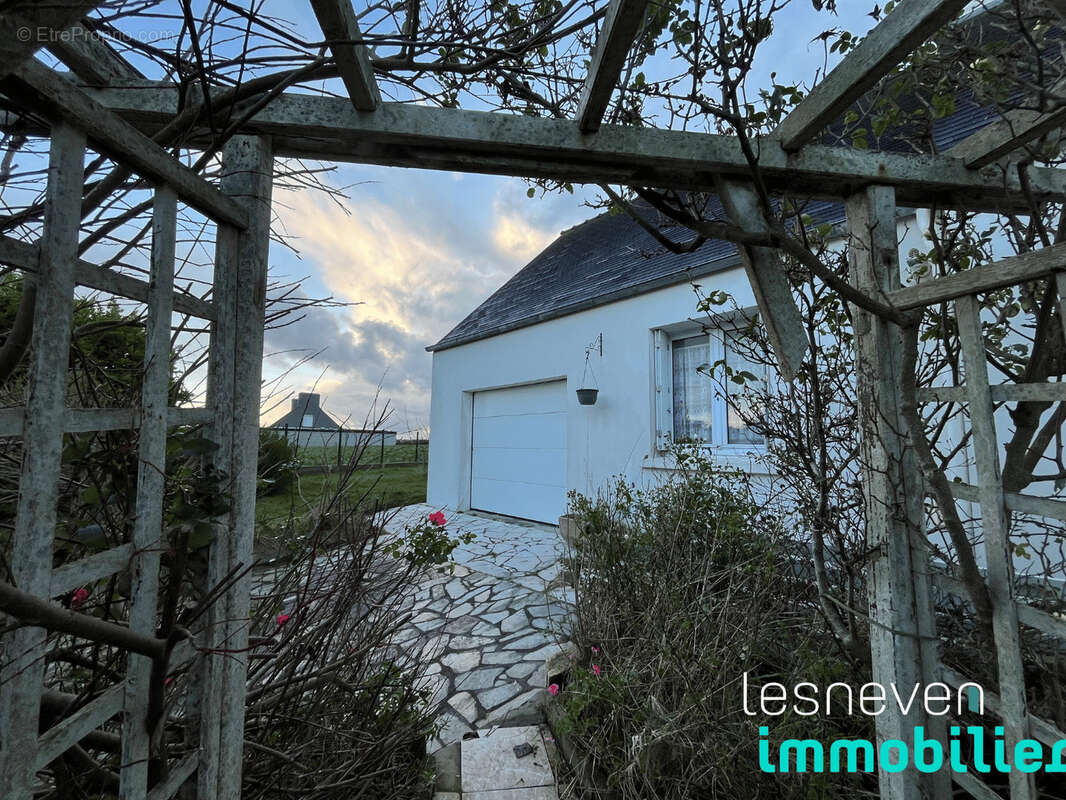 Maison à KERLOUAN
