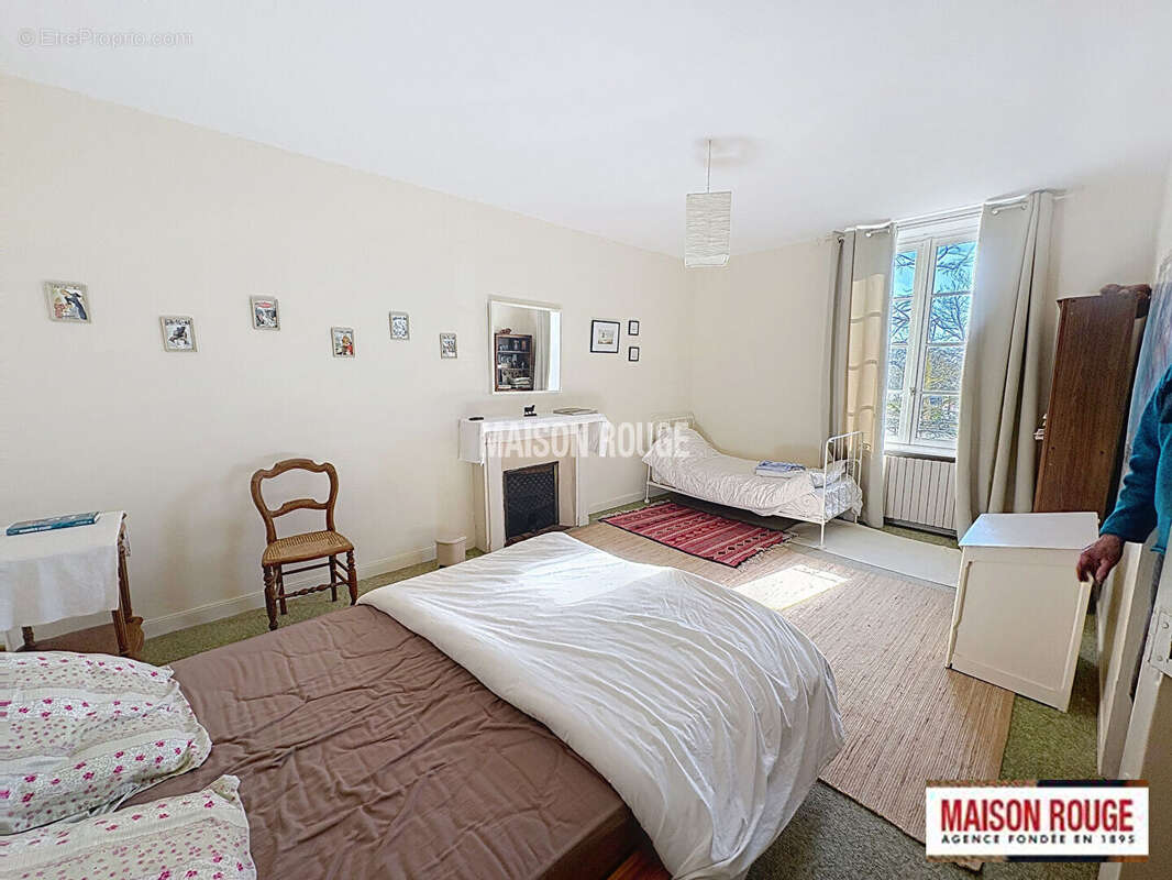 Maison de bourg en pierre à moderniser avec 5 chambres, jardin arboré et garage au coeur de Plourhan - photo 12