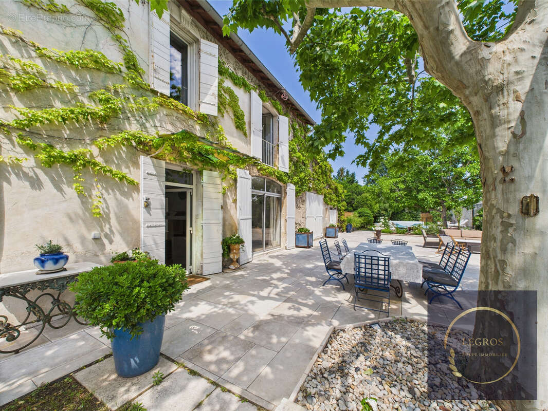 Mas 210m2 Centre ville de Noves - photo 2