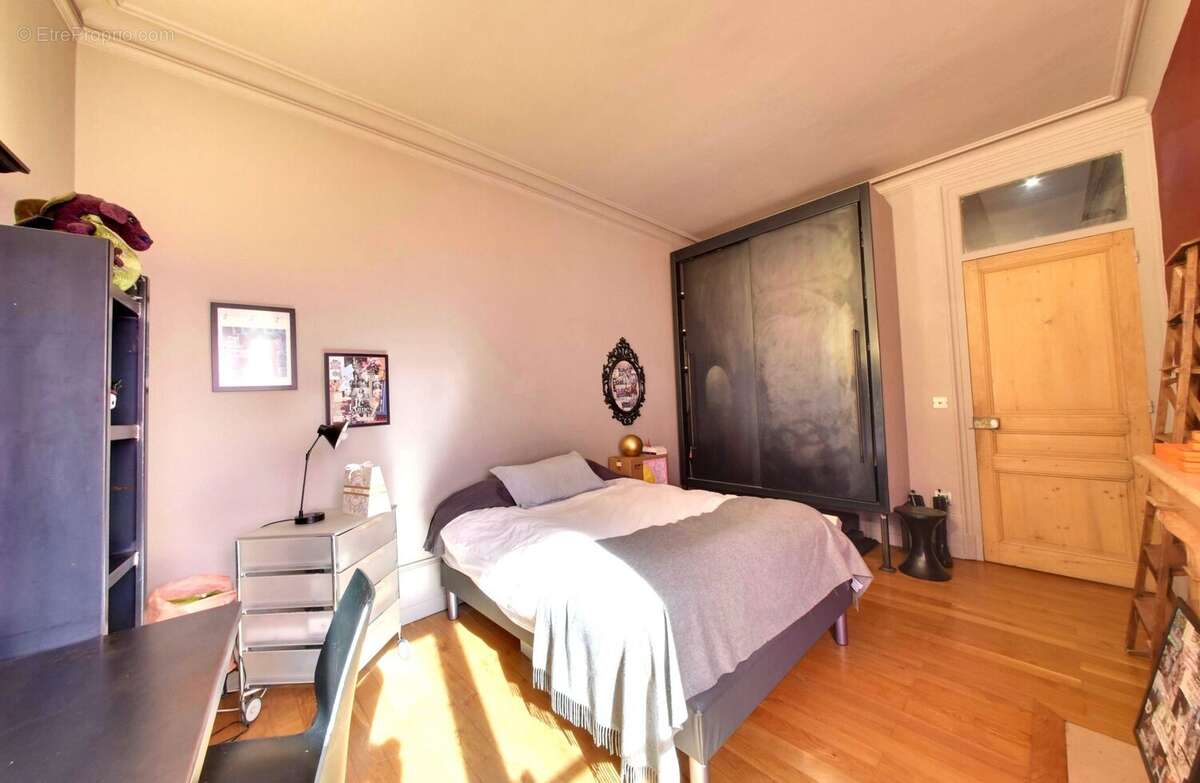Chambre côté cour - Appartement à GRENOBLE