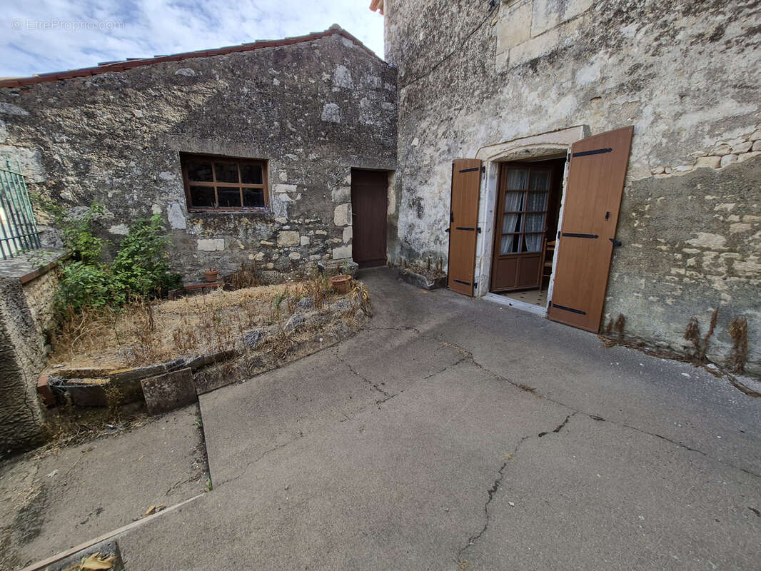 Propriété en pierre à rénover   2 009 m2 de terrain constructible   nombreuses dépendances - photo 13