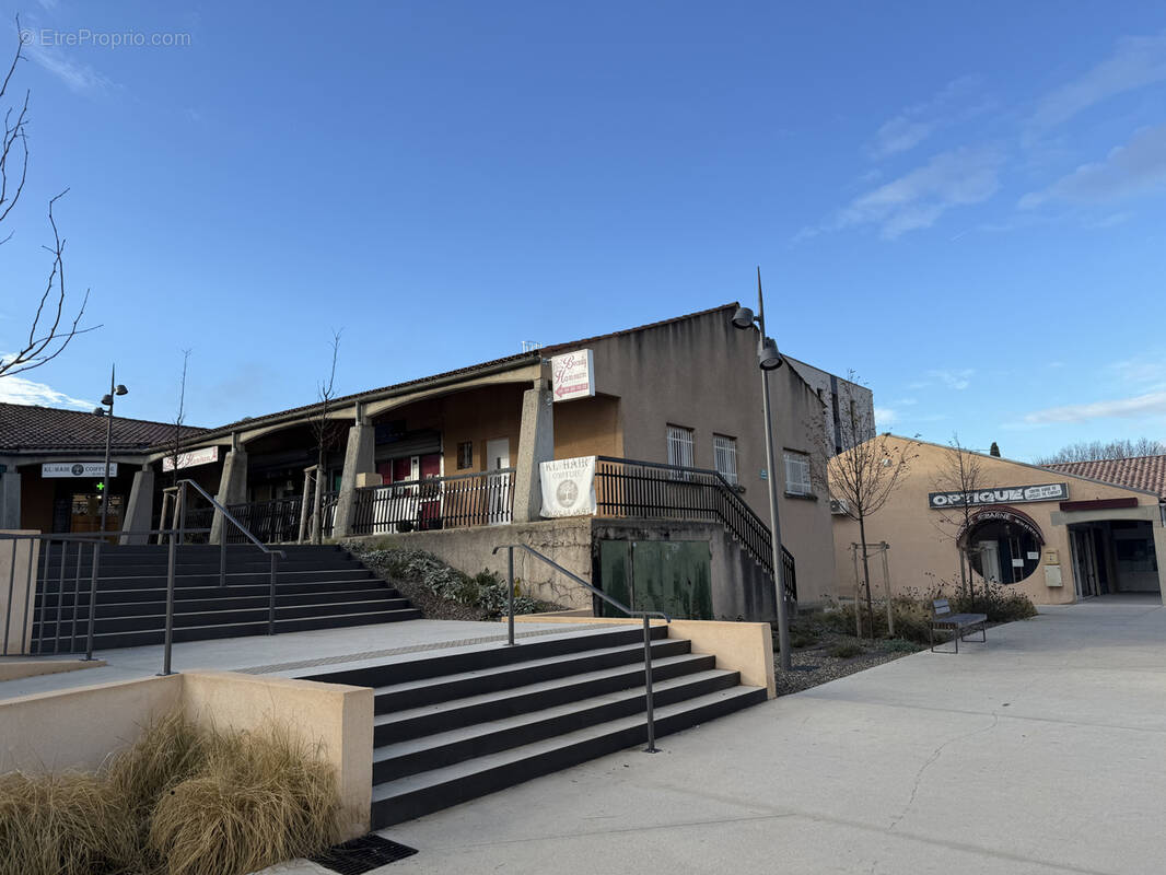 Commerce à LA ROQUE-D'ANTHERON