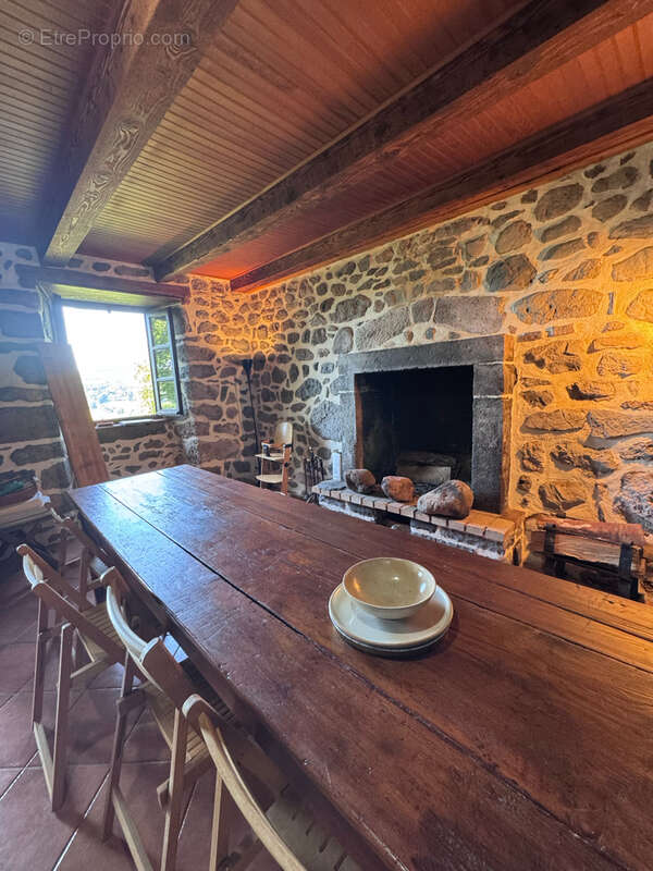 Corps de ferme rénové, 1272 m2 de terrain et jolie vue dégagée Secteur Puy Mary - photo 11