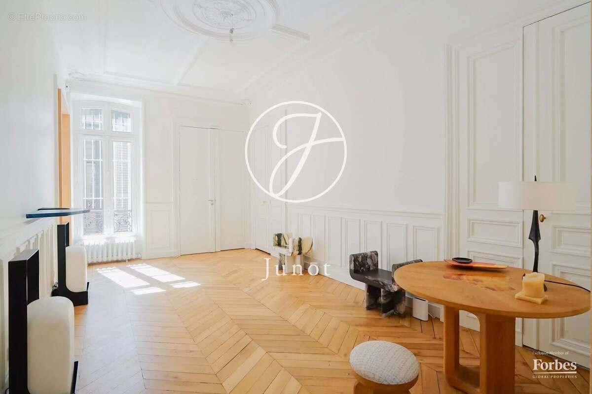 Appartement à PARIS-8E