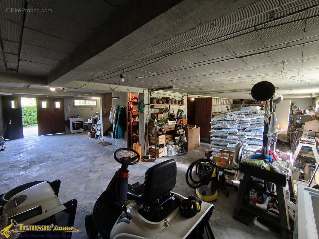 À Dorat, maison type F4 avec garage, atelier et terrain. - photo 10