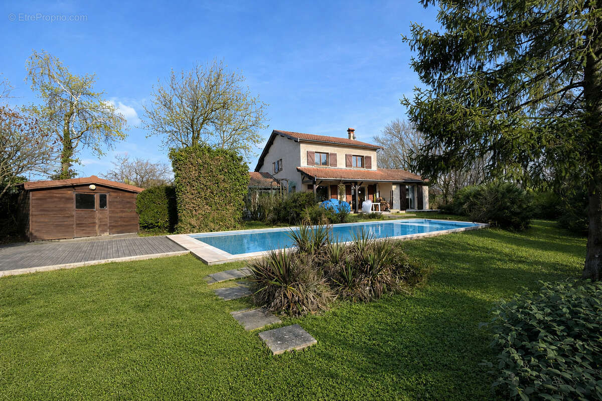 Maison à SAINT-GENIS-LES-OLLIERES